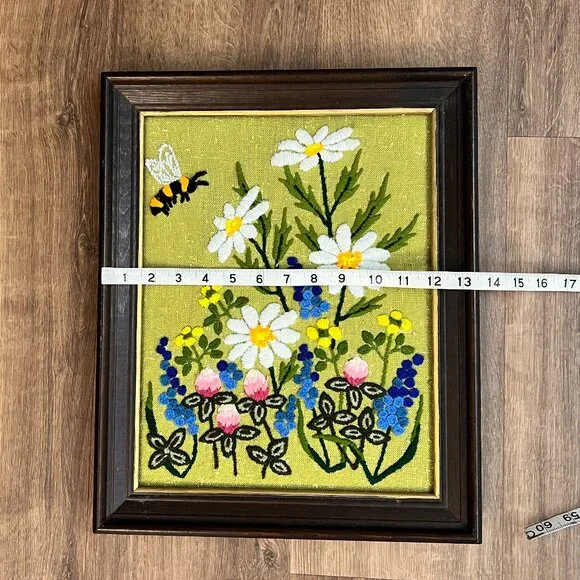 Vintage Framed Embroidery Crewel Art Floral Garden Bee Cottage Daisies - Picture 6 of 9